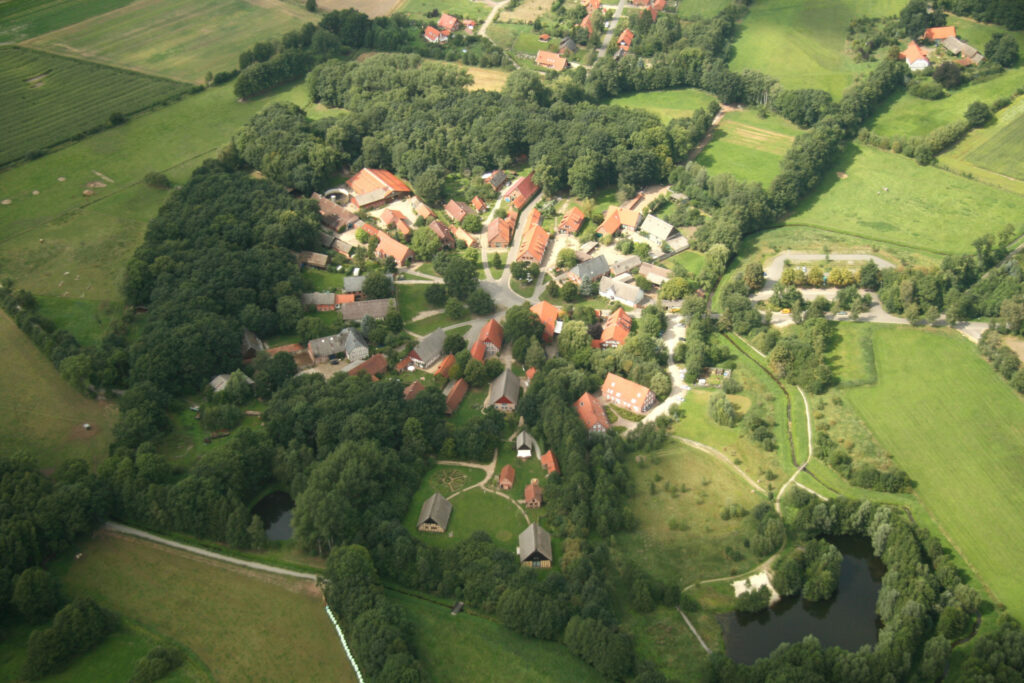 Eine Luftansicht des Rundlingsdorf Lübeln, bei dem die Häuser rund auf einen Mittelpunkt ausgerichtet stehen.
