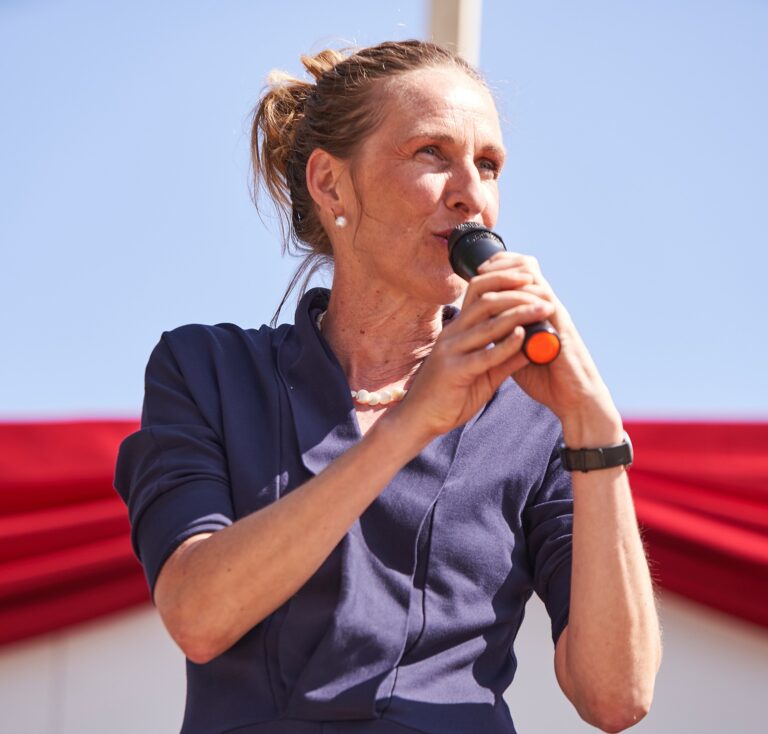 Die AG-Sprecherin Dr. Kerstin Ensinger in ein Mikrofon sprechend.