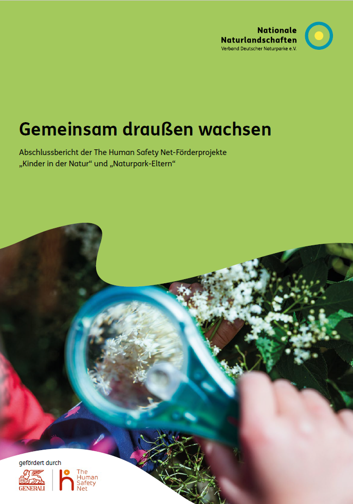Titelbild der Broschüre "Gemeinsam draußen wachsen - Abschlussbericht der The Human Safety Net-Förderprojekte 'Kinder in der Natur' und 'Naturpark-Eltern' (PDF, © VDN e. V.)