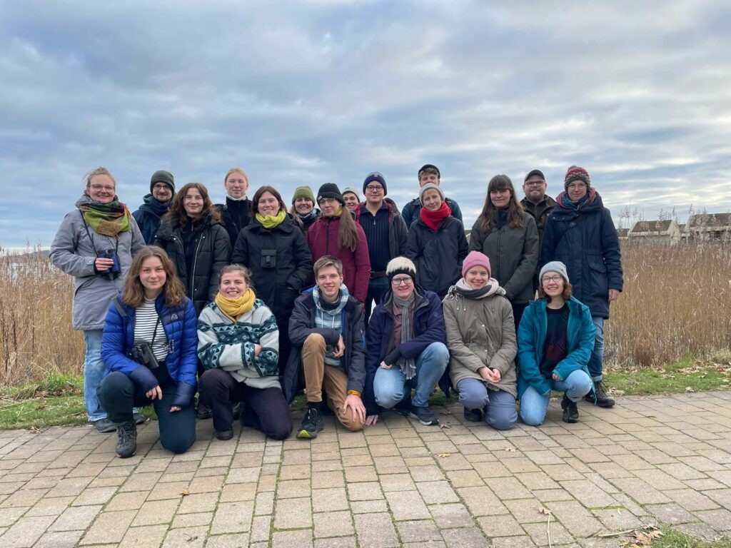 Gründungsmitglieder stehen für ein Gruppenbild auf dem 1. Treffen der MAB Jugend zusammen.