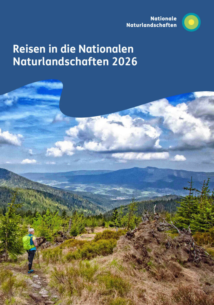 Titelblatt der Broschüre "Reisen in die Nationalen Naturlandschaften 2026"