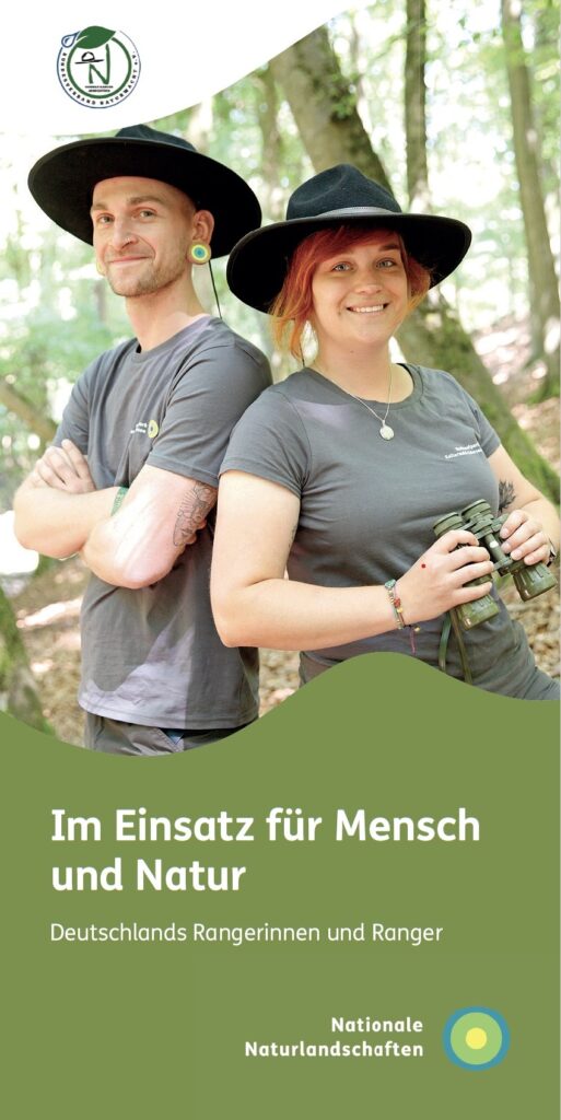 Titelblatt des Flyers "Im Einsatz für Mensch und Natur. Deutschlands Rangerinnen und Ranger"