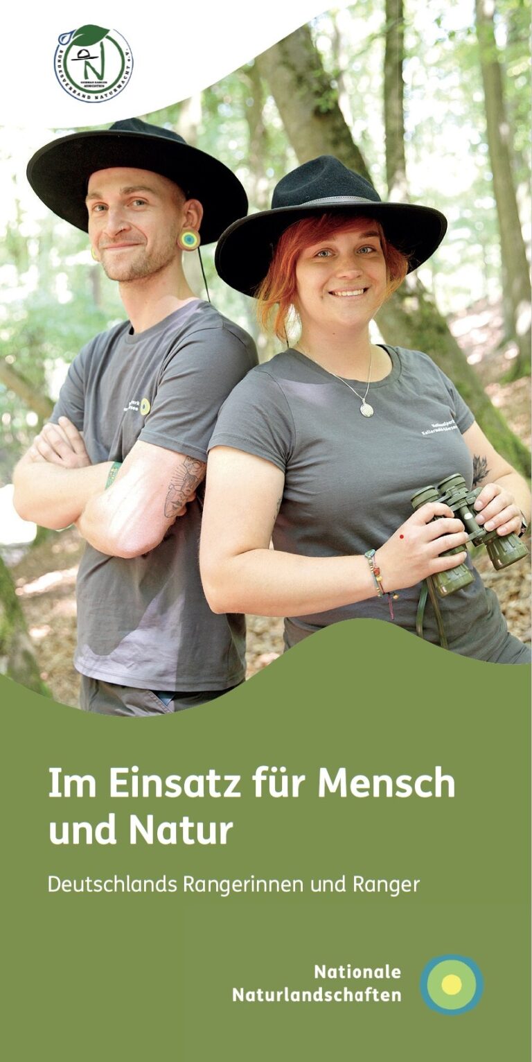 Titelblatt des Flyers "Im Einsatz für Mensch und Natur. Deutschlands Rangerinnen und Ranger"