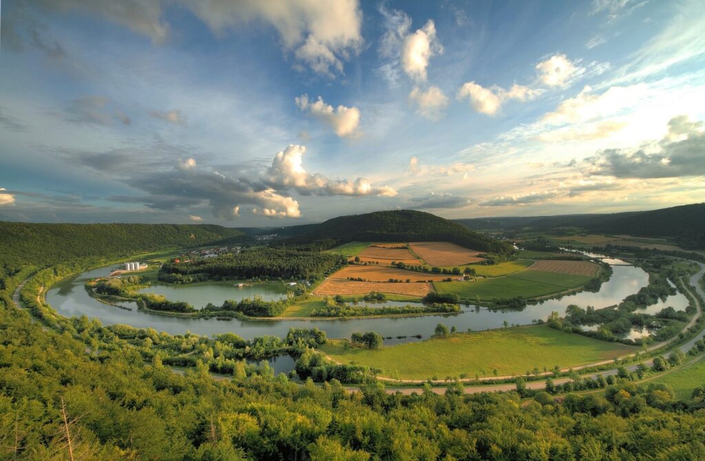 Ein Weitblick über eine Flusschlinge