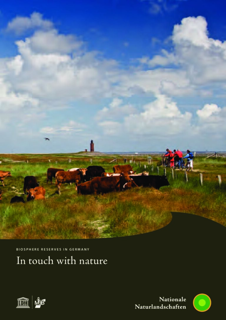Titelblatt der Broschüre "Biosphere reserves in Germany. In touch with nature"