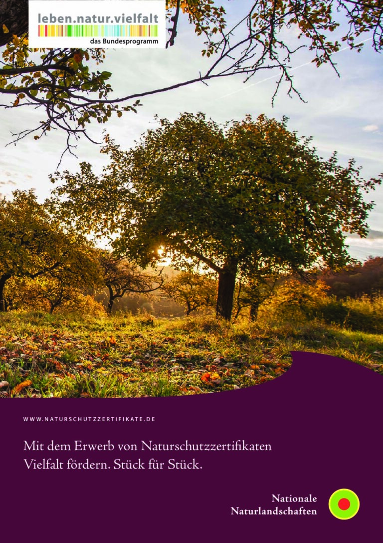 Titelblatt der Broschüre "Mit dem Erwerb von Naturschutzzertifikation Vielfalt fördern. Stück für Stück"