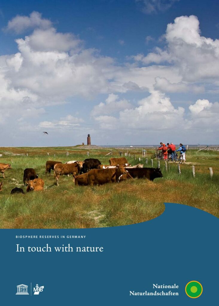 Titelblatt der Broschüre "Biosphere reserves in Germany. In touch with nature"