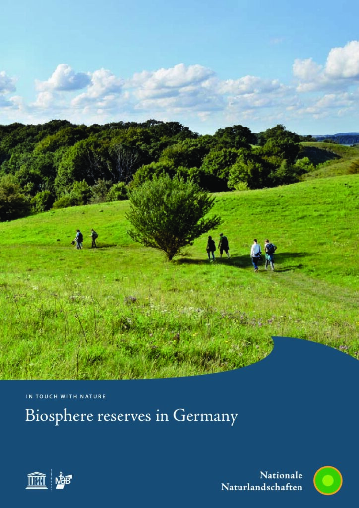 Titelblatt der Broschüre "In touch with nature. Biosphere reserves in Germany"