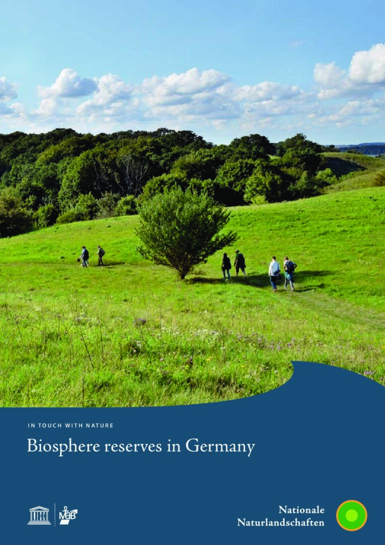 Titelblatt der Broschüre "In touch with nature. Biosphere reserves in Germany"