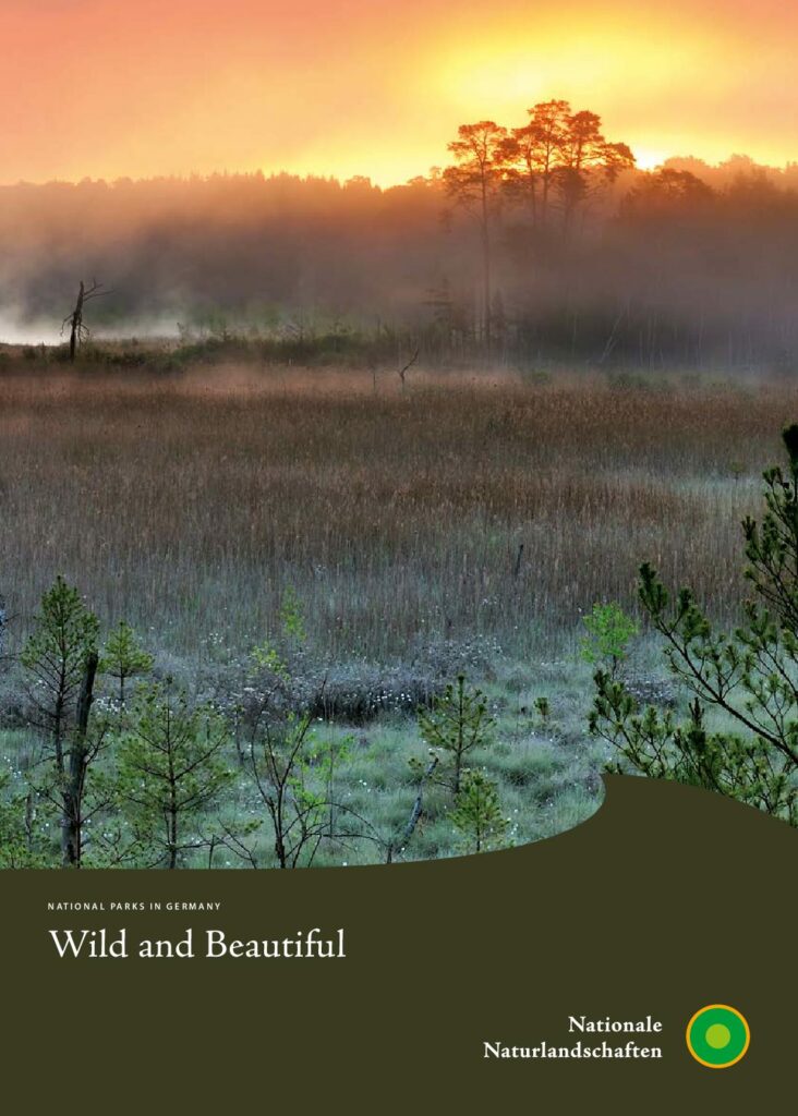 Titelblatt der Broschüre "National parks in Germany. Wild and beautiful"