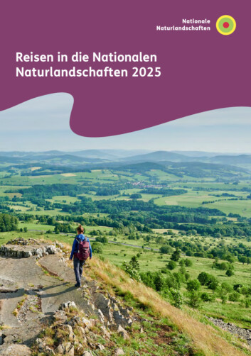 Titelblatt der Broschüre "Reisen in die Nationalen Naturlandschaften 2025"