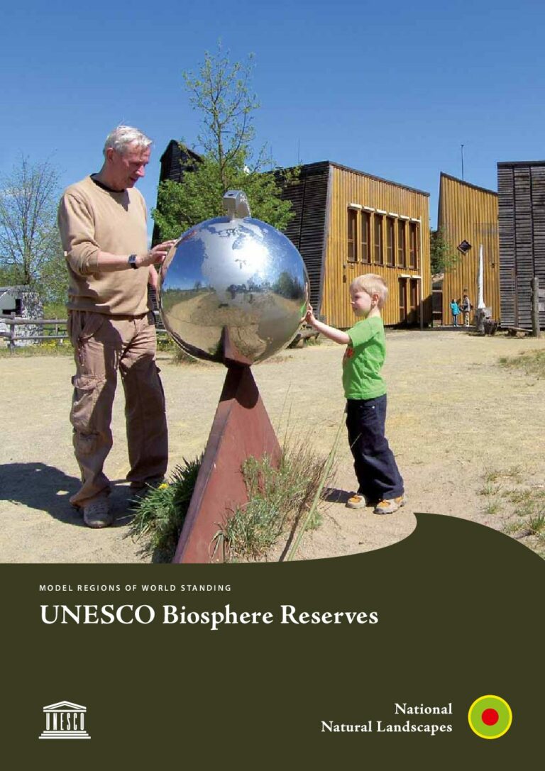 Titelblatt der Broschüre "Model regions of world standing. UNESCO biosphere reserves"