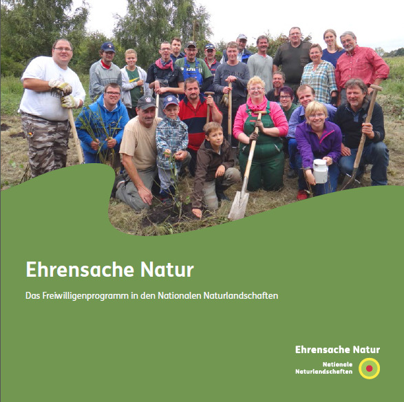 Titelblatt der Broschüre "Ehrensache Natur. Das Freiwilligenprogramm in den Nationalen Naturlandschaften"