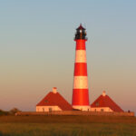 rot- und weiß-gestreifter Leuchtturm in der Abendsonne